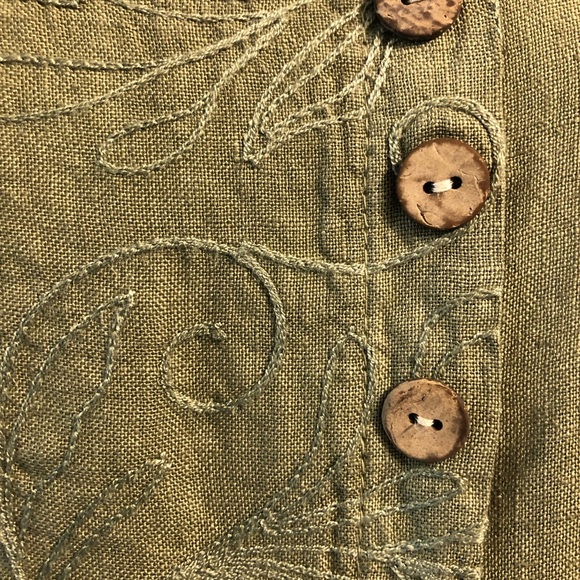 Linen top. Sage green with embroidery and coconut shell buttons. Women’s Small - Picture 2 of 4